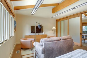 A modern room with a sofa, a television, and a desk with a lamp. - 2 Mi to Sun Valley Resort! Upscale Mtn-View Home (Ketchum)