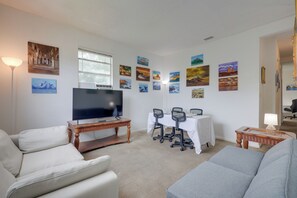A living room with a flat-screen TV, two sofas, a coffee table, and a dining table with chairs. - Stroll to Arts & Eats! Jacksonville Condo (Jacksonville)