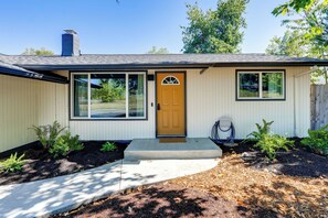 A single-story house with a front door, two windows, and a small porch. - 3 Mi to Dtwn & University! Central Eugene Duplex (Eugene)