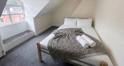Stylish 3-Bed Apartment - Caterham - Sleeps 5