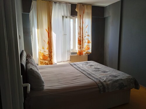 4-Bedroom Apartment with River View, Garden, and 24 7 Self Check-in