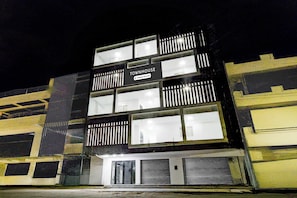Un edificio de varios pisos con un letrero que dice 'TOWNHOUSE Company-Serviced'.