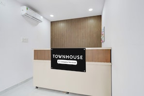 Una reception con un cartello che riporta 'TOWNHOUSE Company-Serviced'.