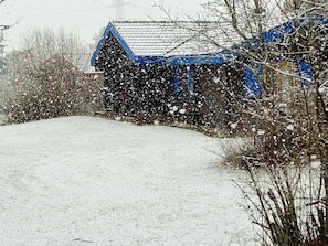 A snow-covered landscape with a building that has a blue roof and a dark facade. - Holiday Home Neckar 58 (Hayingen)