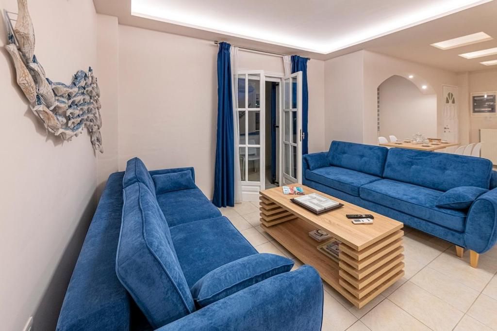 Una sala moderna con sofá, mesa de centro y comedor.
