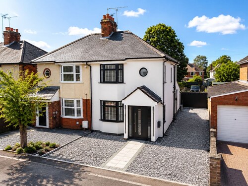 Modern 3-Bed, 2-Bath Home | Parking for 3 | Air Conditioning | Rugby