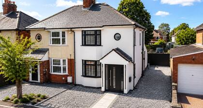 Modern 3-Bed, 2-Bath Home | Parking for 3 | Air Conditioning | Rugby