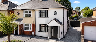 Modern 3-Bed, 2-Bath Home | Parking for 3 | Air Conditioning | Rugby
