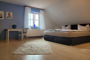 Une chambre à coucher avec un lit, un bureau et une chaise.