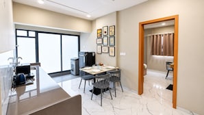 Una cocina moderna con comedor, ventanas amplias y vistas al exterior.