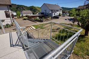 Ein Wohngebiet mit Häusern, einer Treppe und einem Parkplatz.