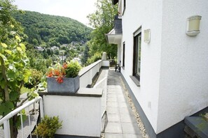 A building with a balcony overlooking a hillside. - Holiday apartment with 1 bedroom (Treis-Karden)