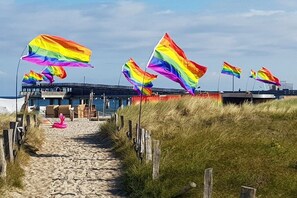 Rantapolkua, joka johtaa rakennukseen, josta on näkymä merelle.