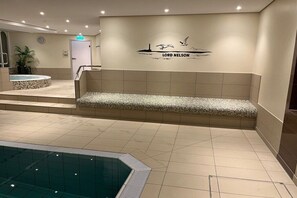 A spa area with a hot tub, a seating area, and a pool. - Holiday apartment 109 in the Lord Nelson (Cuxhaven)