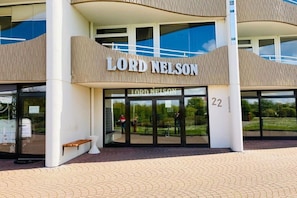 A building with the sign 'LORD NELSON' and a number '22' on the facade. - Holiday apartment 109 in the Lord Nelson (Cuxhaven)
