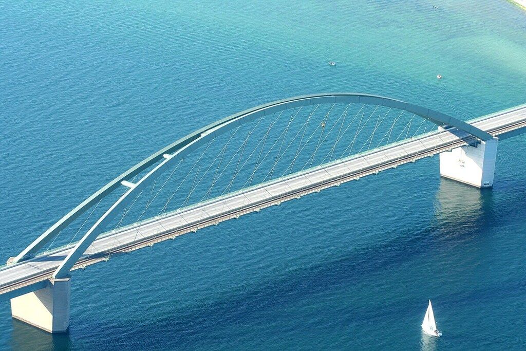 Un puente grande que cruza un cuerpo de agua.