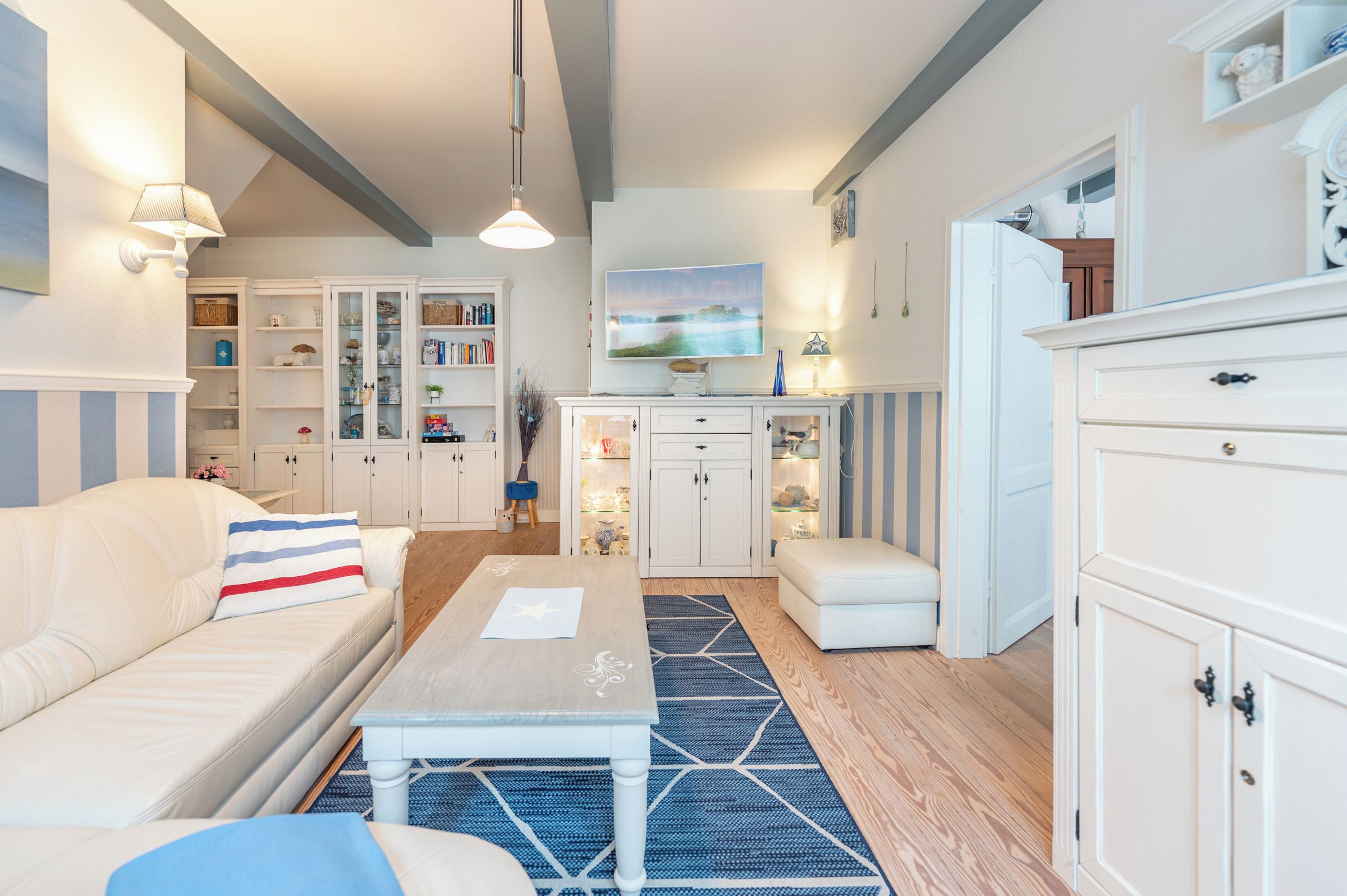 Een moderne woonkamer met een bank, een salontafel en inbouwmeubels.