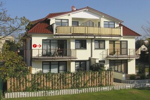 A two-story residential building with a balcony on the upper floor. - Dörmann "Haus Weser1" (Cuxhaven)