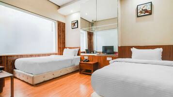 Escritorio, wifi gratis y ropa de cama