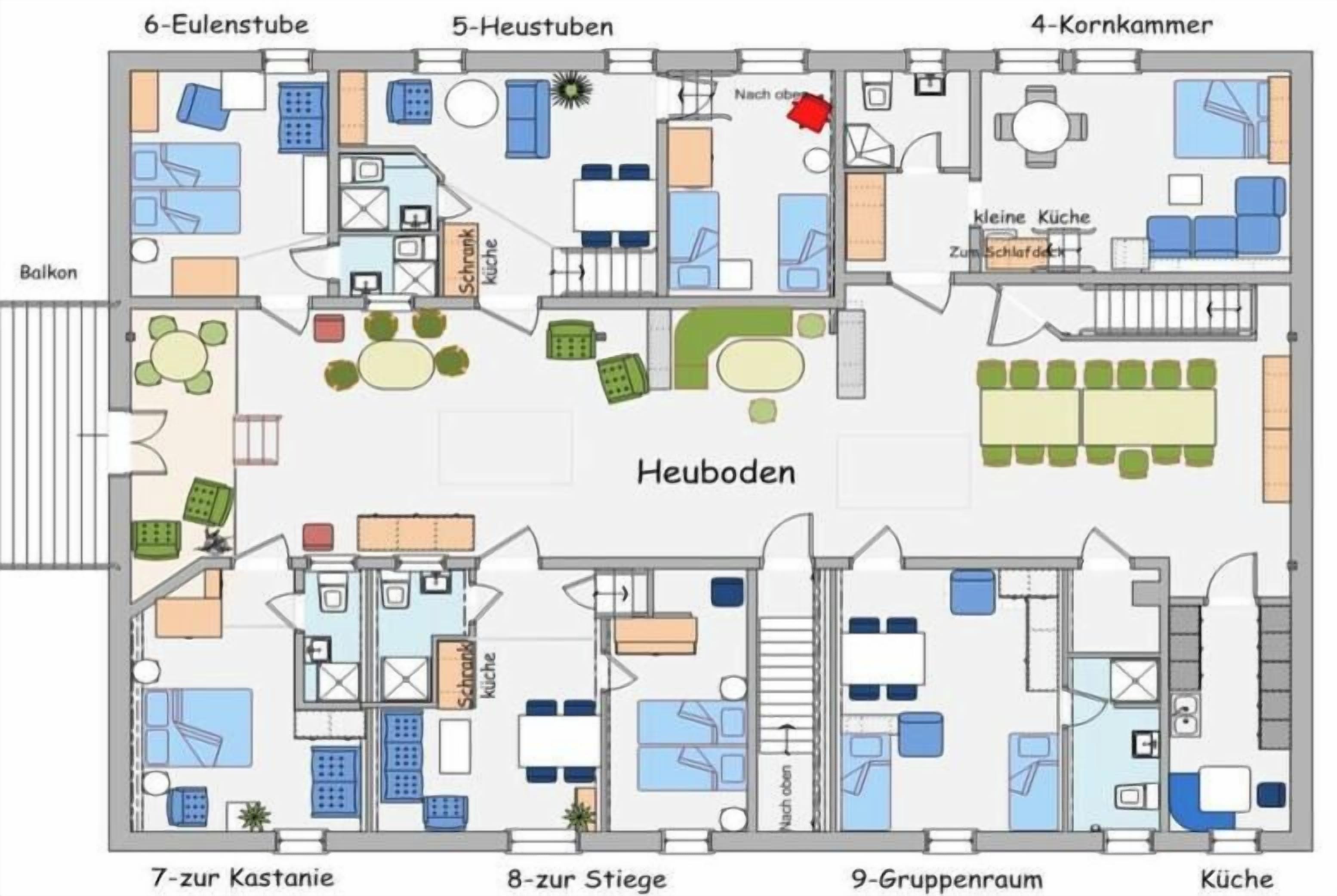 En planritning över ett hotellplan med flera rum, ett kök och en balkong.