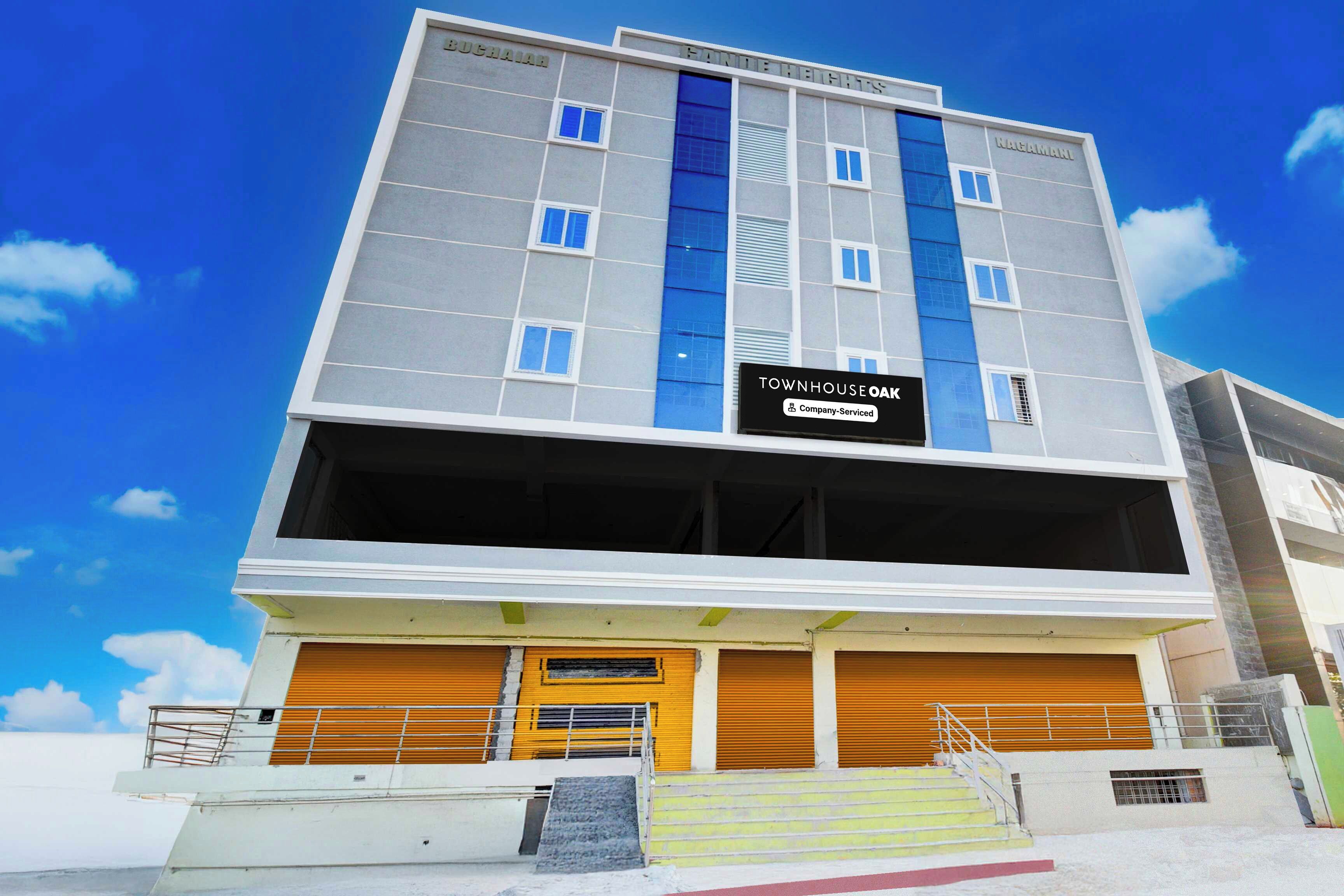 Un edificio de varios pisos con un cartel que indica que es una casa adosada de servicios para empresas.