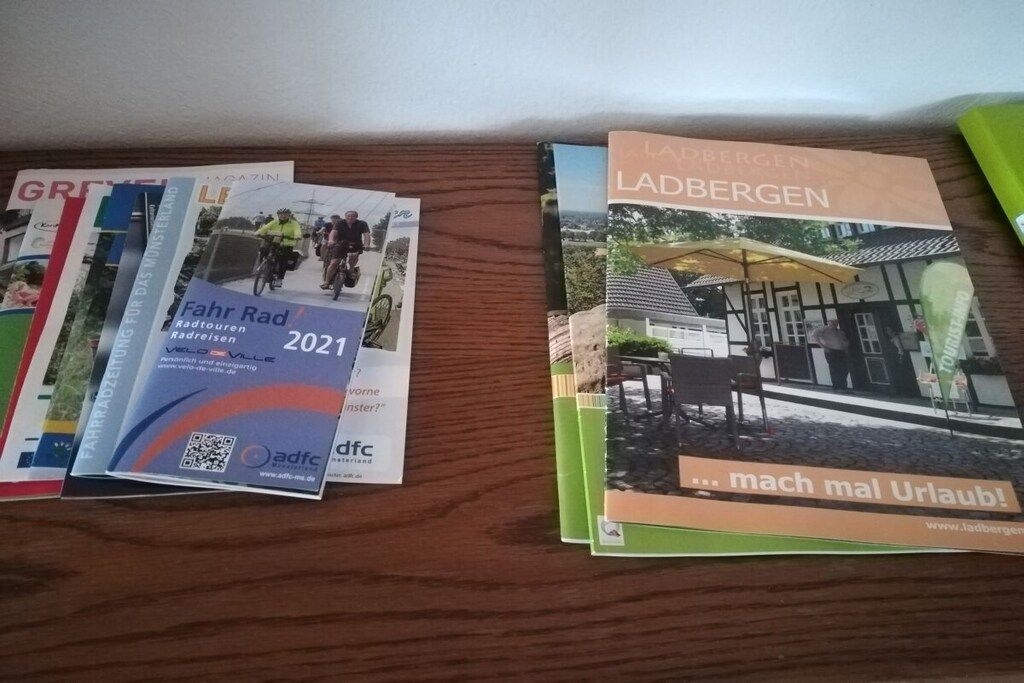 Folders en informatiefolders op een houten tafel.