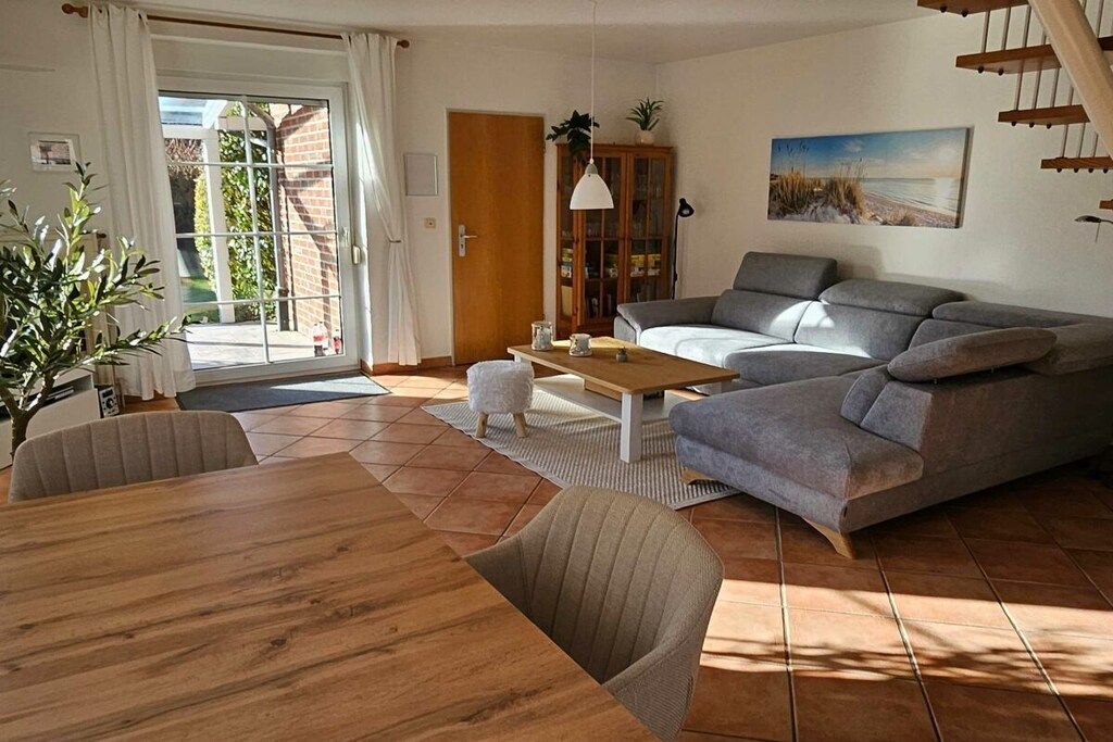 Un salon comprenant un canapé, une table basse et une table à manger.