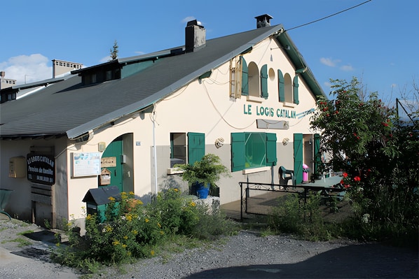 Un bâtiment sur lequel on peut lire l’inscription suivante : « LE LOCIS CAPALAH ».