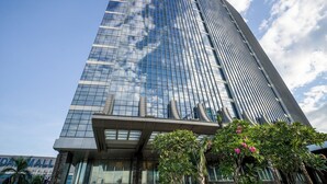 A modern skyscraper with reflective glass windows and a flat roof. - Intercontinental Residence Jakarta Pondok Indah (Jakarta)