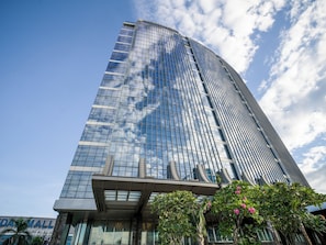 A modern skyscraper with reflective glass windows and a flat roof. - Intercontinental Residence Jakarta Pondok Indah (Jakarta)