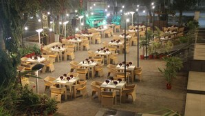 Outdoor dining - Hotel Aram - Heritage Hotel (Jamnagar)