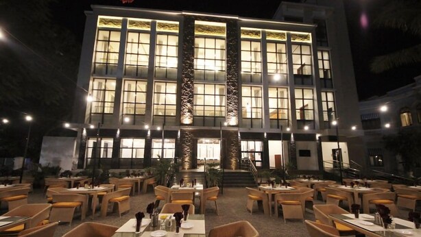 Outdoor dining - Hotel Aram - Heritage Hotel (Jamnagar)