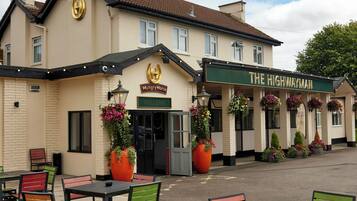 Un pub llamado 'The Highwayman' con terraza y una entrada acogedora.