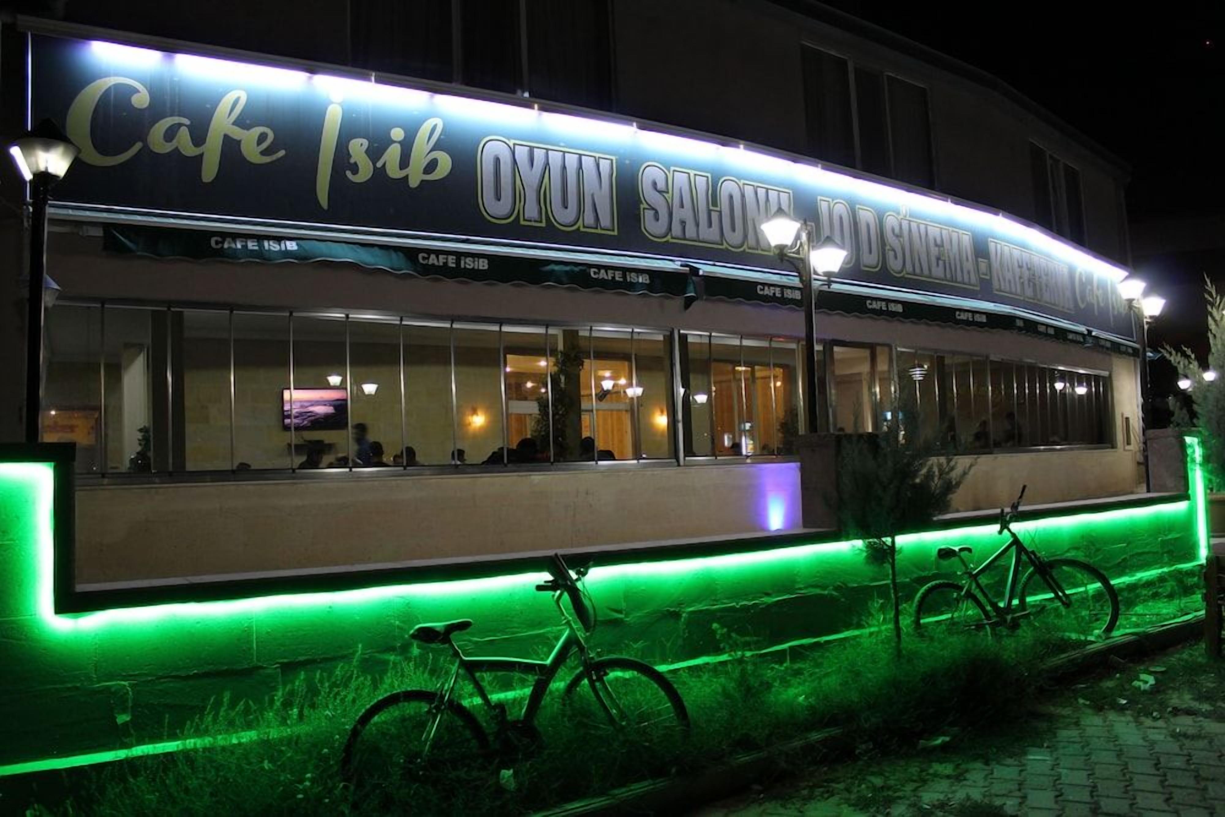Ein Gebäude mit einem Schild, auf dem 'Cafe Isib' und 'OYUN SALON' steht.