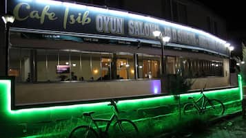 Ein Gebäude mit einem Schild, auf dem 'Cafe Isib' und 'OYUN SALON' steht.