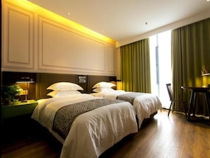A hotel room with two beds, a desk, a chair, and a window with curtains. - Gem Bozhou Qiaocheng District Jian 'an Road Railway Station Hotel (Bozhou)