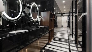 A modern bathroom with two sinks, large mirrors, and a black and white checkered floor. - Shenzhen Futian Huaqiang South Feiyuan Hotel (Shenzhen)