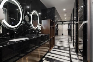 A modern bathroom with two sinks, large mirrors, and a black and white checkered floor. - Shenzhen Futian Huaqiang South Feiyuan Hotel (Shenzhen)