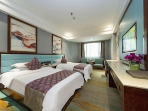 A hotel room with two beds, a desk, and a large window. - Huaqiao International Hotel (Ji'an)