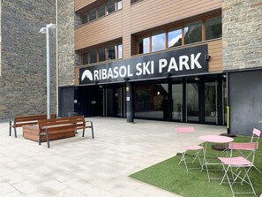 Un edificio con un cartel que dice 'RIBASOL SKI PARK'.