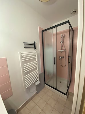 Habitación triple básica | Baño