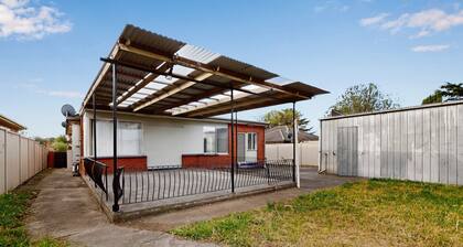 Spacious 4-Bed House with Garden in Glenroy