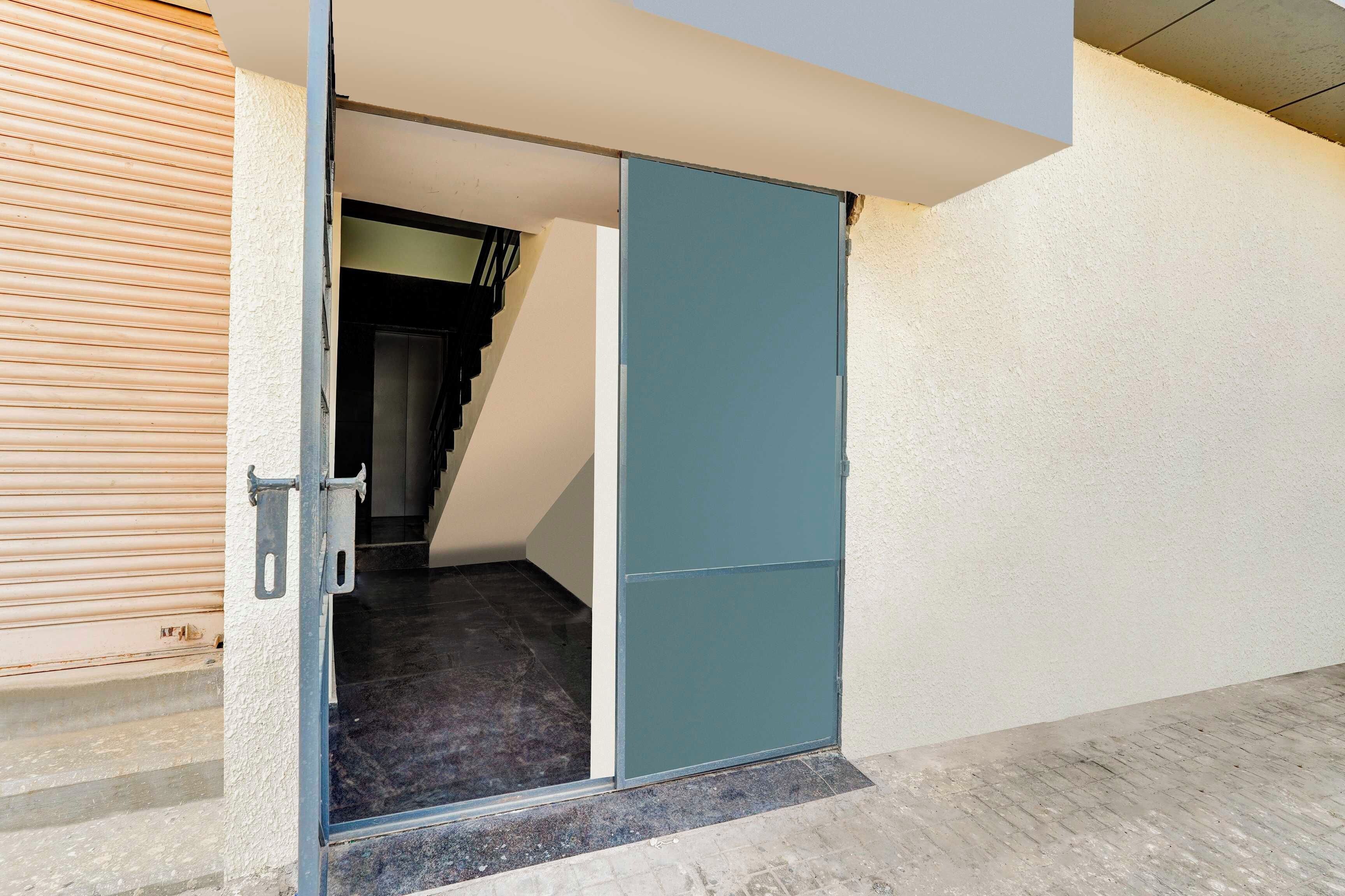 Puerta corredera cerrada que da a una escalera.