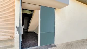Puerta corredera cerrada que da a una escalera.