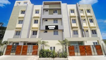 Un edificio de varios pisos con un cartel que indica 'PALETTE Company Serviced'.