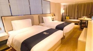 A hotel room with two beds, a desk, and a chair. - Echarm Hotel (Shenzhen)