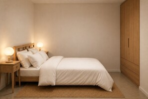 A bedroom with a bed, bedside tables, and a wardrobe. - Darwin CBD 1-Bed Apartment with Rooftop BBQ (Darwin City)