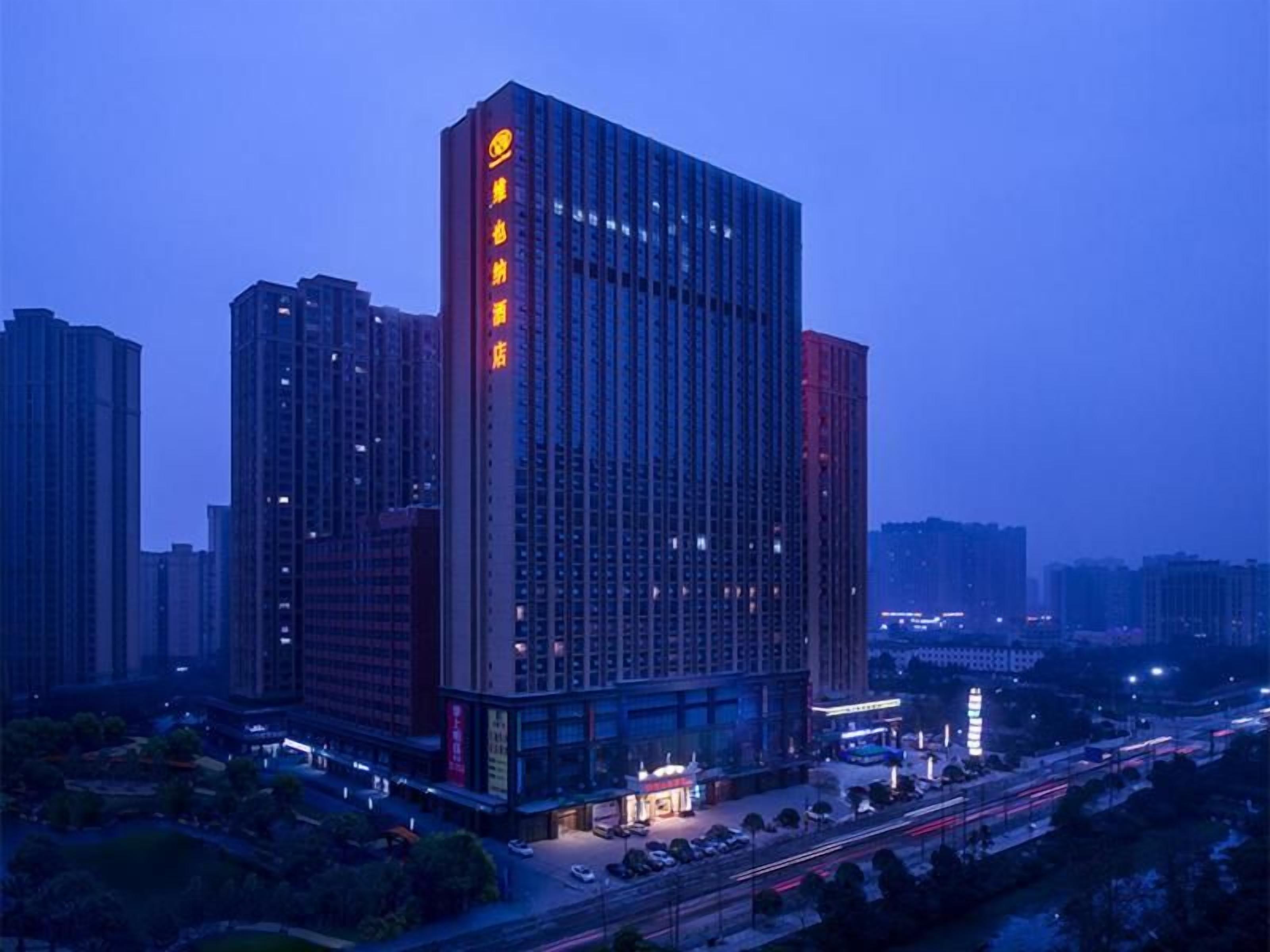 Ein Hochhaus mit mehreren Etagen, großen Fenstern und einem markanten Eingang.