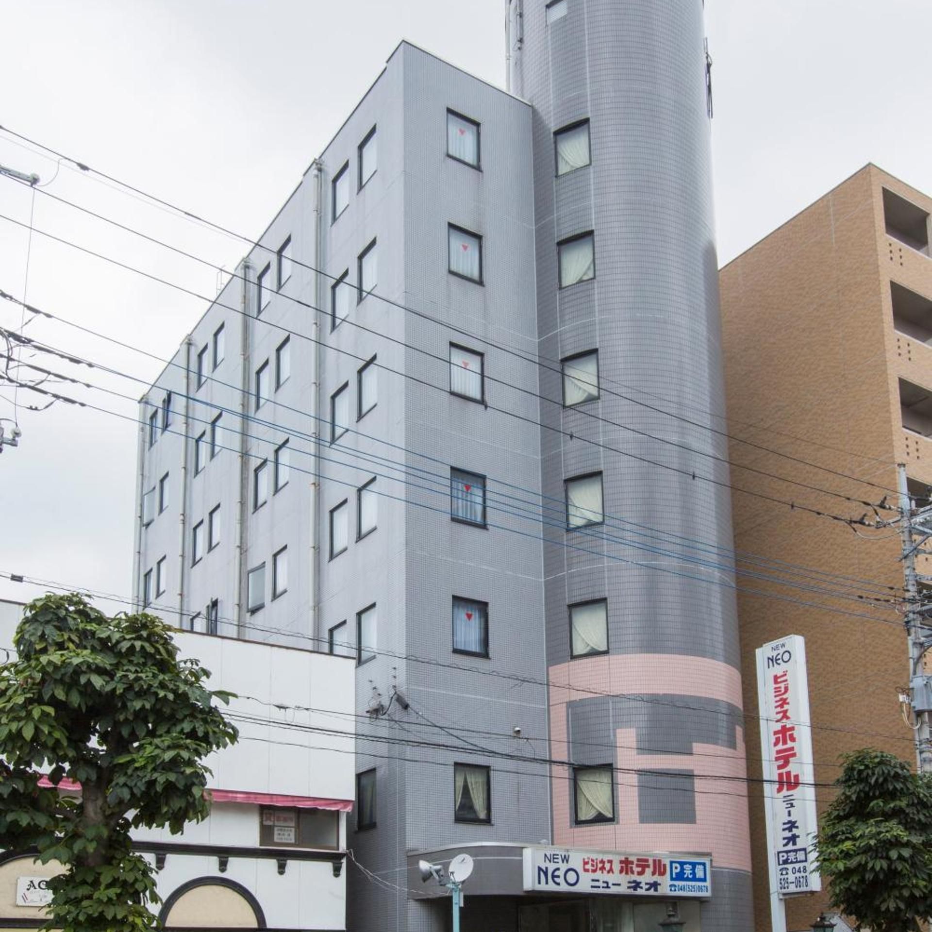 Un immeuble à étages doté d’une architecture moderne, caractérisé par un élément vertical marquant sur son côté droit.