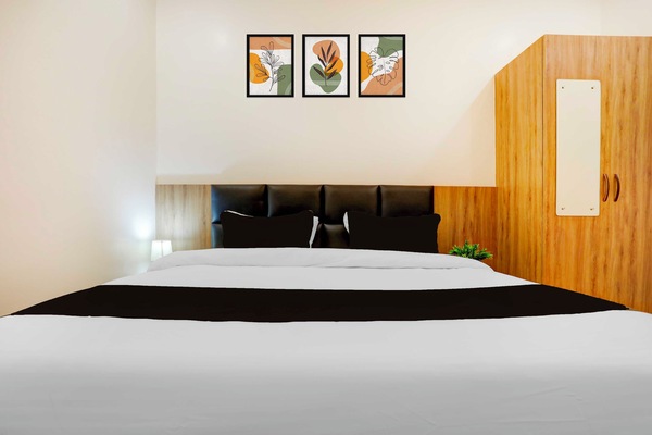 Desk, WiFi (free), bed sheets